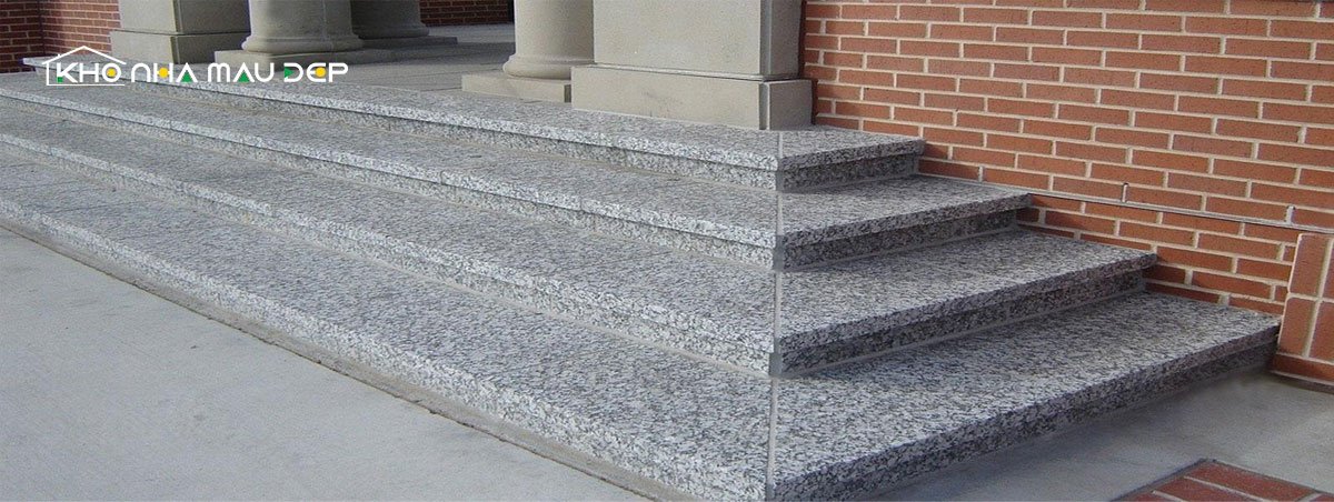 Chiều cao của bậc tam cấp thường từ 15cm - 18cm và chiều rộng từ 20cm - 30cm