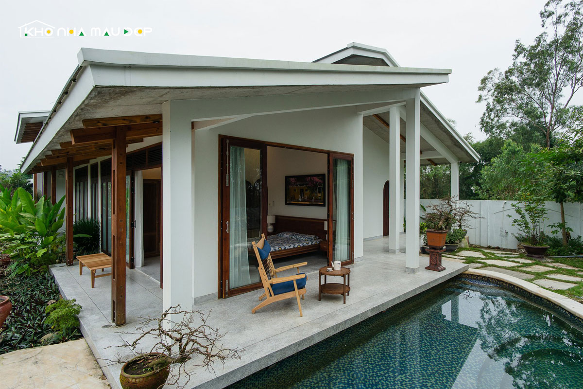 Mẫu nhà vườn cấp 4 theo phong cách hiện đại, bể bơi đặt bên hông nhà